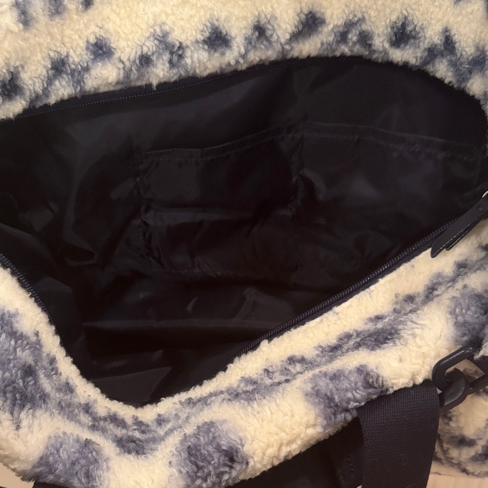 NWT VS Pink Sherpa Weekend Bag - Picture 4 of 4